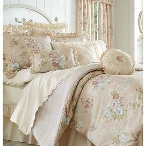 PIPER AND WRIGHT QUEEN COMFORTER SET.